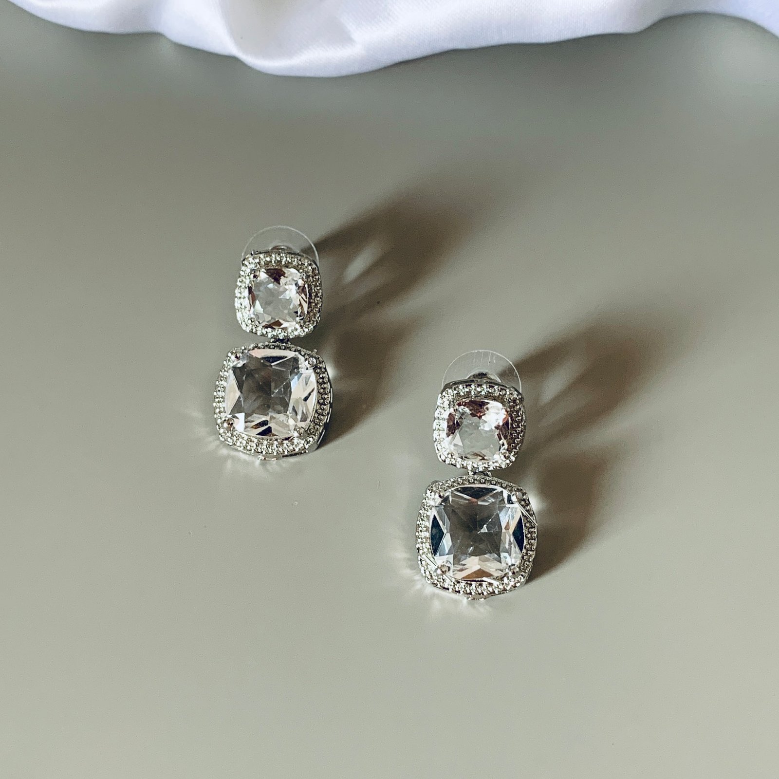 White American Diamond Imitation Jewellery Set in Silver Finish - Image 3