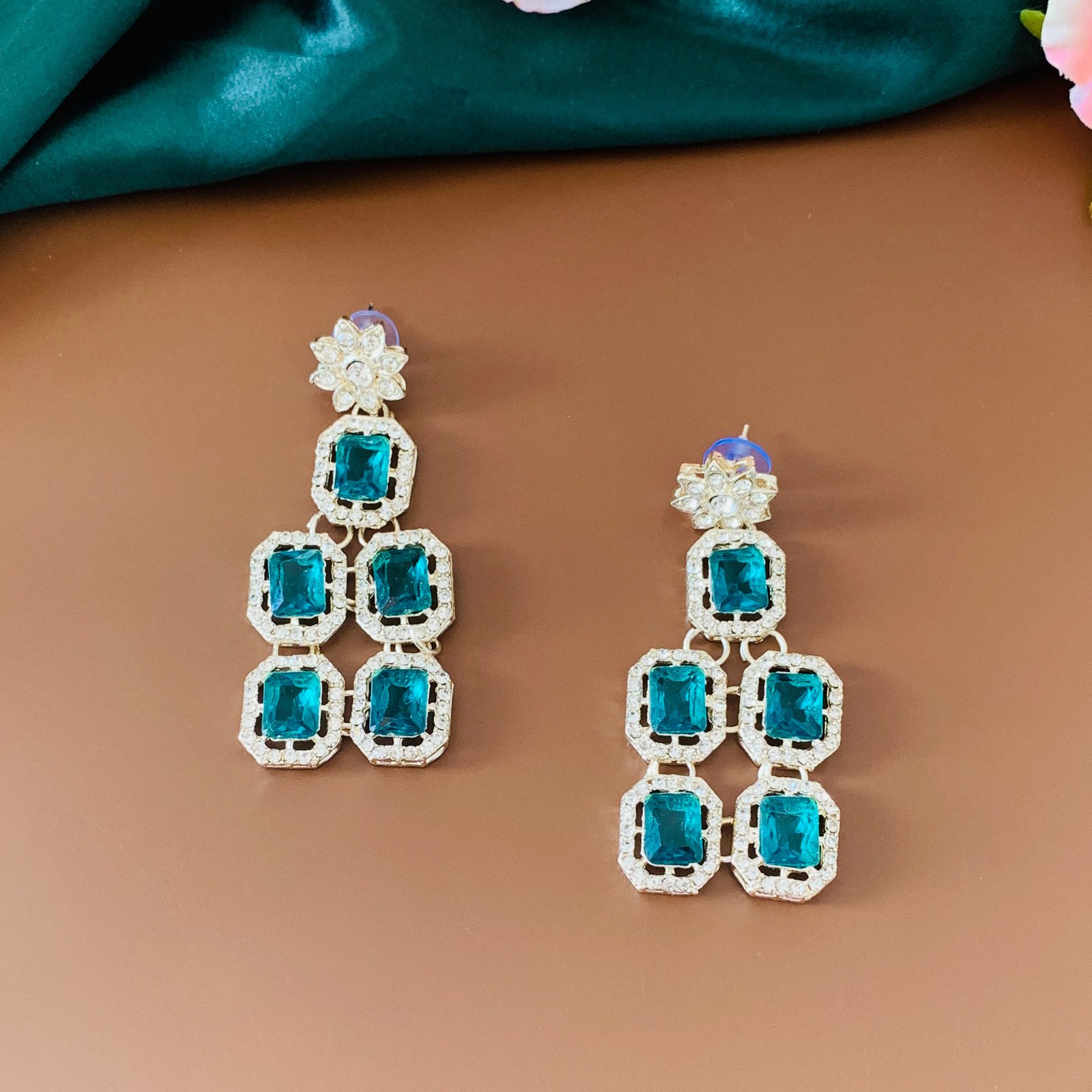 Emerald Elegance Silver Plated Necklace Earrings Maang Tikka Set - Image 3